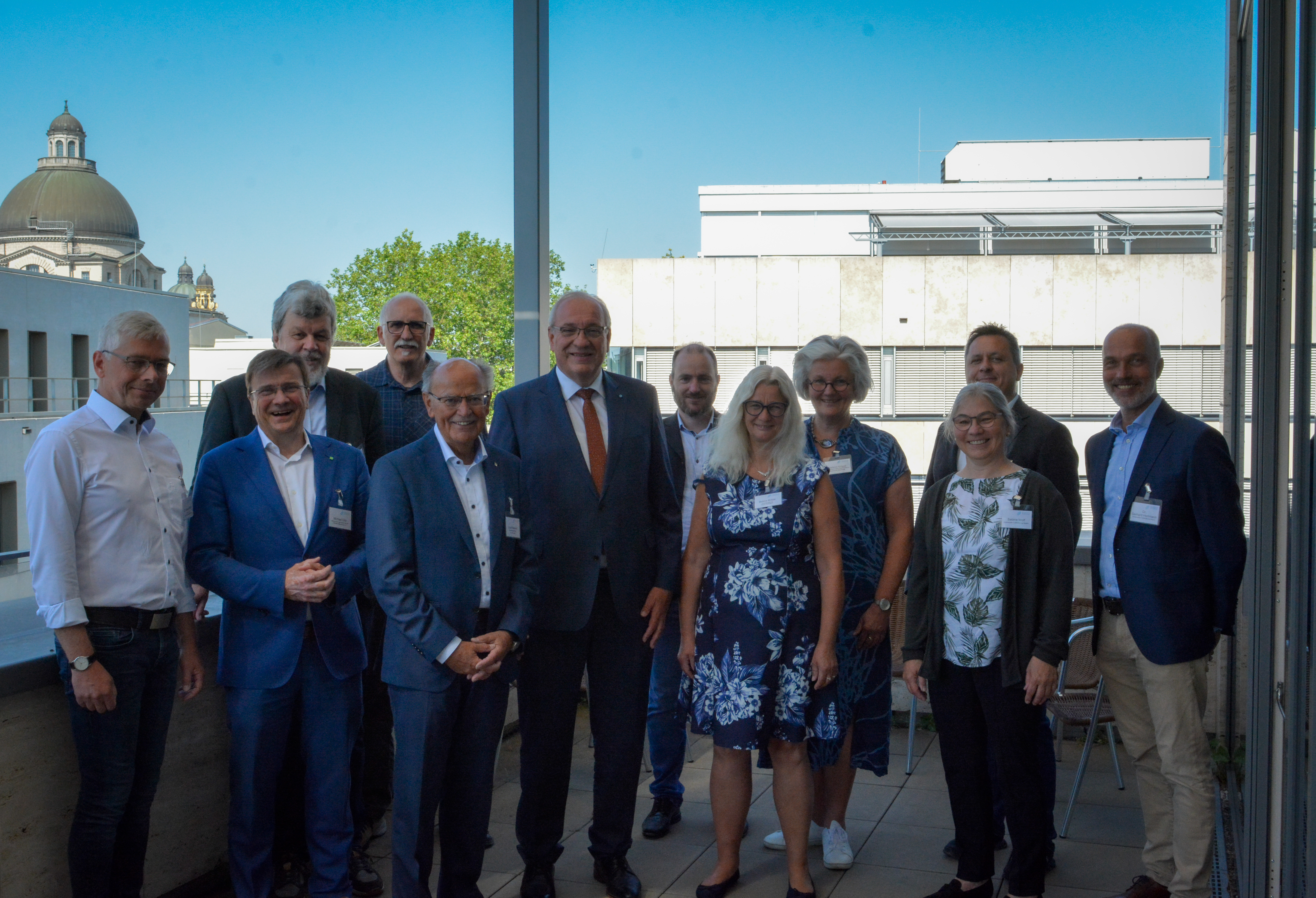 Gruppenfoto: Bezirketagspräsident Franz Löffler (6. v. l.) und Josef Mederer, Bezirkstagspräsident von Oberbayern (5. v. l.), auf dem Fachtag zusammen mit zahlreichen Expertinnen und Experten, die den Fachtag inhaltlich gestaltet haben.