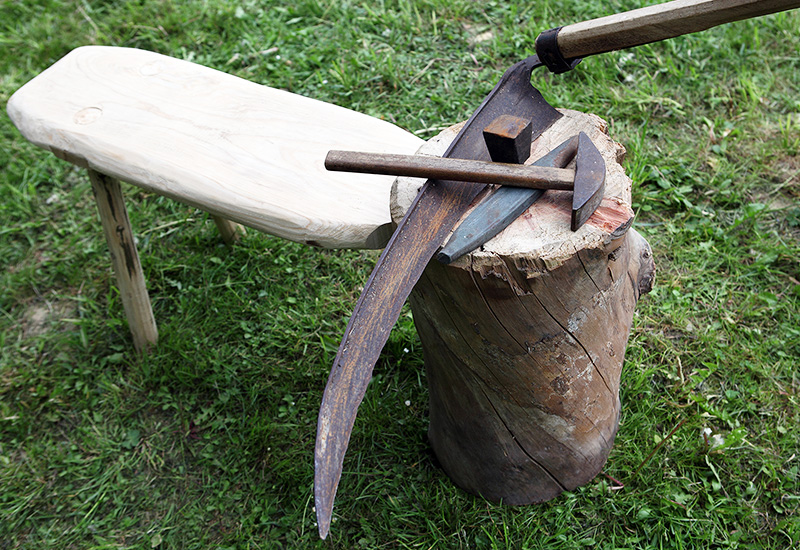 Alte Arbeitsgeräte auf Holzblock